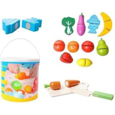 Koka spainis ar sasmalcinātiem rotaļlietu dārzeņiem