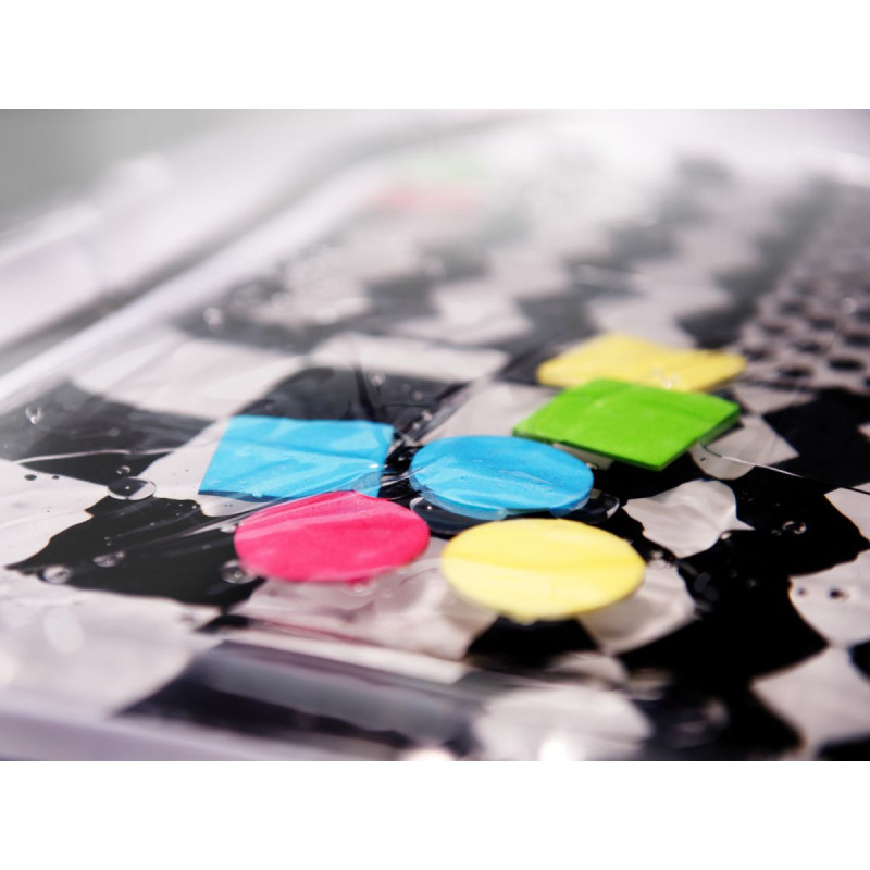 Piepūšamais ūdens paklājs ar kontrastējošiem melniem un baltiem rakstiem 65cm x 50cm