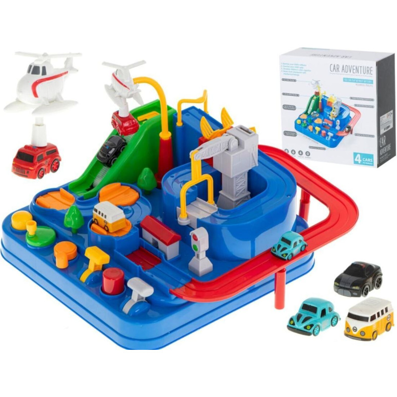 Šķēršļu joslas interaktīvā autostāvvieta, kurā sacenšas 4 automašīnas