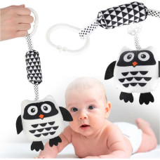 Sensorā grabulīša piekariņš kontrastējoša pūce