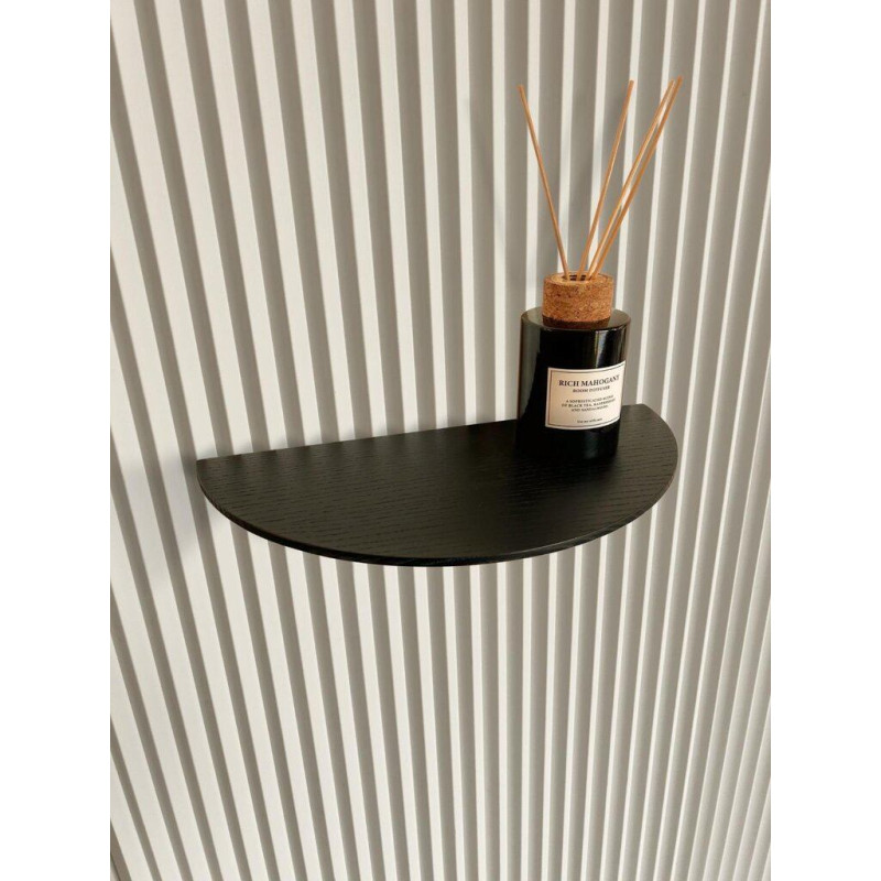 Dekoratīvs sienas plaukts ar pusapaļu formu